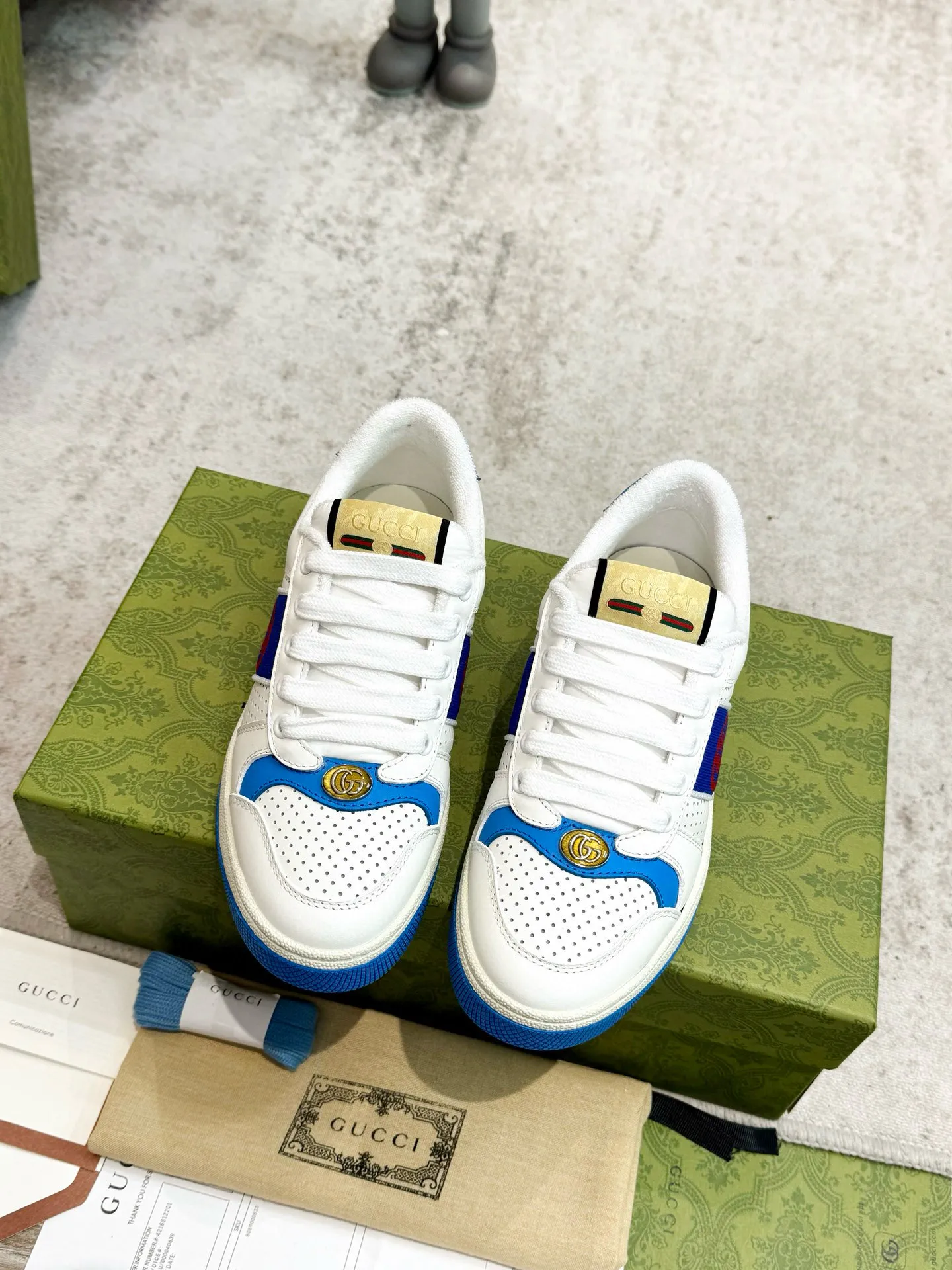 Ex-factory price: 540💰 GUCCI Gucci's newly upgraded back cover lining, top-notch old dirty shoes, classic casual sports shoes for couples, retro sneakers and old G family dirty shoes, updated at the counter simultaneously! ①The shoe upper has the same water-based edge coating process as the original version⚠️The ordinary oil edges on the market have a strong glue feel and are easy to fall off! Grade A first-layer nubuck leather (with pores)/matching computer embroidered double G cloth, high-density terry velvet lining. ② A PVC transparent small round mark sealing line is added to the details of the midsole. The mold is opened six times and the jewelry craftsmanship is used to customize the two-color double G buckle, striving to be the same as the original version. A pair of buttons is more than three times more expensive than ordinary buckles on the market. ③An old two-color washable label, the chip is placed on the outer waist of the right foot, the entire shoe is completely hollowed out with rubber technology, TUP material (rubber to distinguish the market) with the latest green packaging from the counter, 3D printed handbag, and a pair of shoelaces. There is no pressure when entering and exiting the counter. You can buy a 1:1 accurate replica of the original version and modify and upgrade it repeatedly. The details are perfectly restored, the materials are all customized, and they are truly top-notch. Please look at the details clearly to identify the quality. Upper: First-layer frosted cowhide/embroidered double G cloth. Lining: original high-density velvet lining. Foot pads: original pearlescent sheepskin. Outsole: private molded vacuum TPU material. Packaging: original top-grade full set packaging at the counter. Shoe size: women's size 35-40, men's size 39-44 (men's size 38, 45🉑️customized, non-returnable)